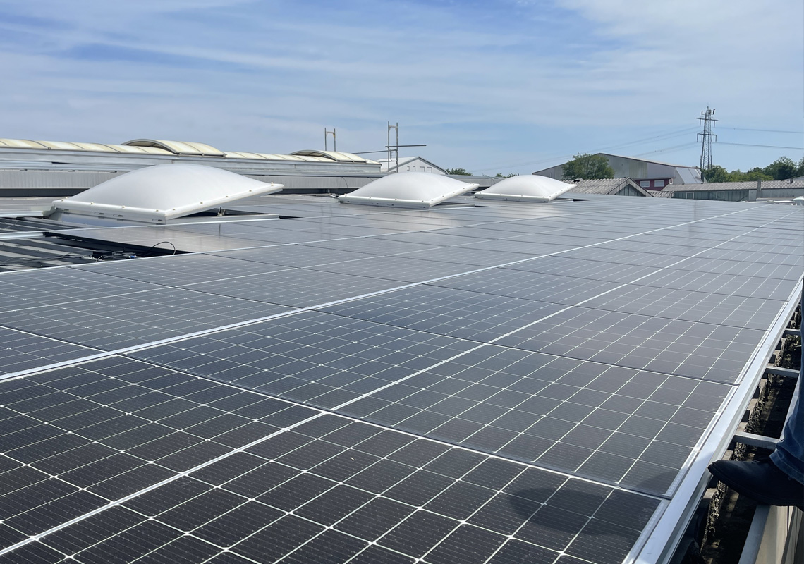 Photovoltaikanlage auf dem Hallendach